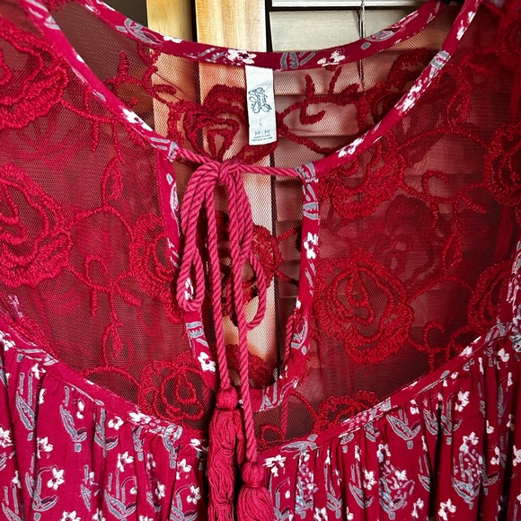Free People boho mini red floral tunic dress with lace inserts and underlining - Picture 5 of 16